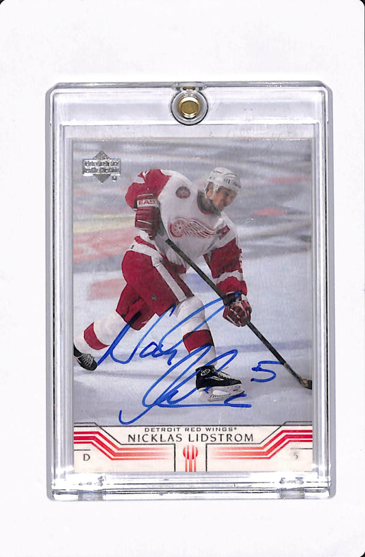 2001 UPPER DECK NICKLAS LIDSTROM AUTO